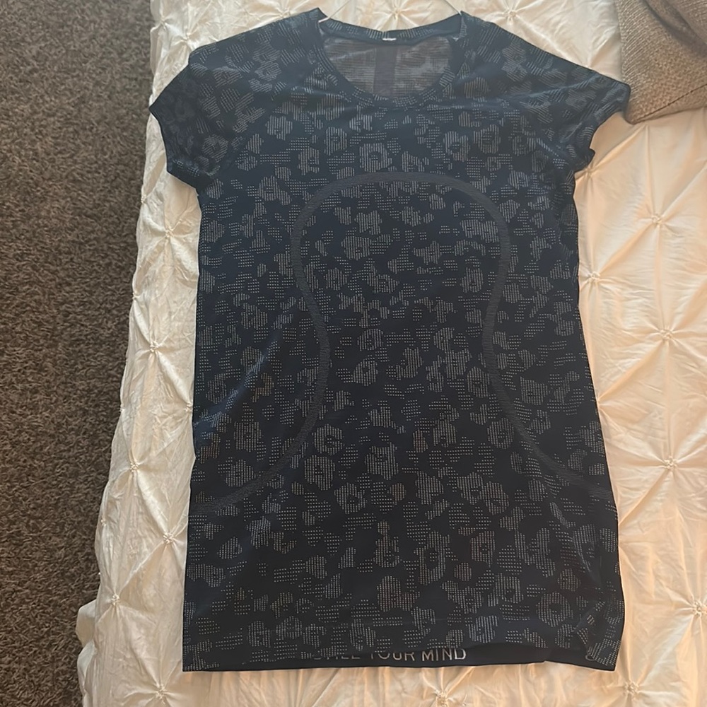 Lululemon Navy Leopard Swiftly Tech Short Sleeve Shirt 2.0 (Not sold anymore)